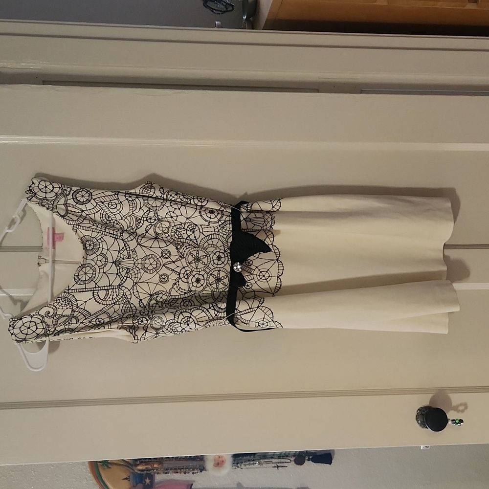 Lilly Pulitzer Very excellent condition  Black & White with jeweled stretch belt